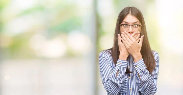 Giovane Donna Affari Ispanica Bella Scioccato Copertura Bocca Con Mani — Foto Stock