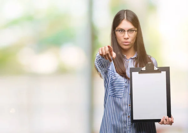 Mujer Hispana Joven Sosteniendo Portapapeles Señalando Con Dedo Cámara Signo — Foto de Stock