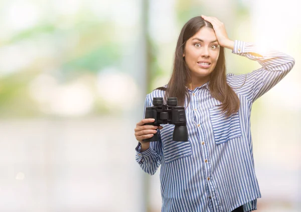 Giovane Donna Ispanica Che Tiene Binocolo Stressato Con Mano Sulla — Foto Stock