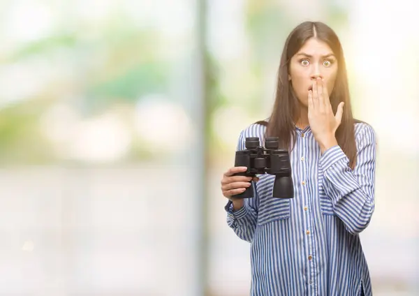 Mulher Hispânica Jovem Segurando Binóculos Cobrir Boca Com Mão Chocada — Fotografia de Stock