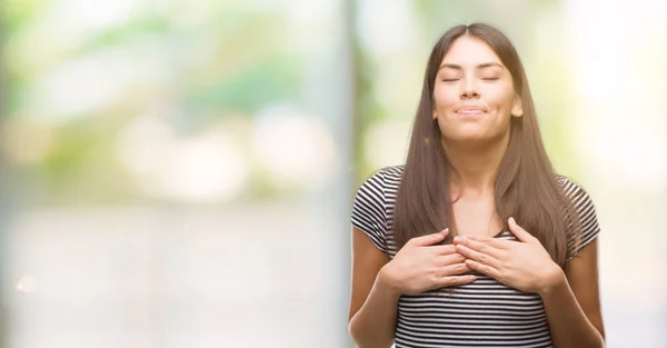 Joven Mujer Hispana Hermosa Sonriendo Con Las Manos Pecho Con — Foto de Stock