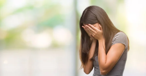 Mulher Hispânica Bonita Nova Com Expressão Triste Cobrindo Rosto Com — Fotografia de Stock