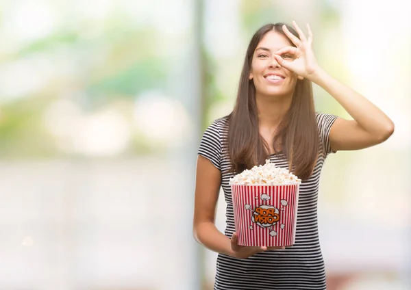 Joven Hermosa Hispana Comiendo Palomitas Maíz Con Cara Feliz Sonriendo —  Fotos de Stock