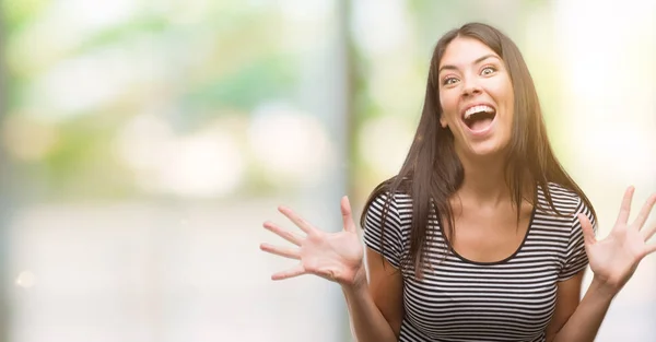 Giovane Bella Donna Ispanica Che Celebra Pazzo Stupito Successo Con — Foto Stock