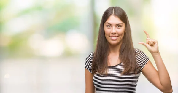 Jonge Mooie Spaanse Vrouw Die Lacht Vertrouwen Gebaren Met Hand — Stockfoto