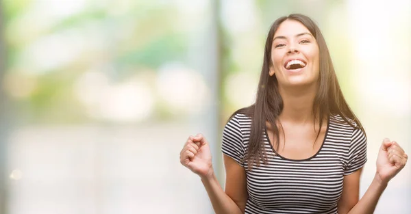 Joven Mujer Hispana Hermosa Celebrando Sorprendida Sorprendida Por Éxito Con —  Fotos de Stock