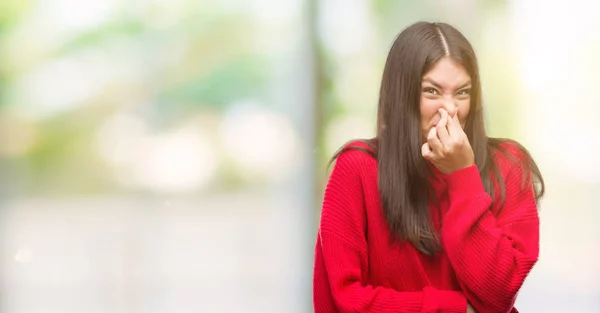 Junge Schöne Hispanische Tragen Roten Pullover Riecht Etwas Stinkend Und — Stockfoto
