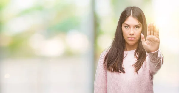 Junge Schöne Hispanische Frau Trägt Einen Pullover Und Hört Auf — Stockfoto