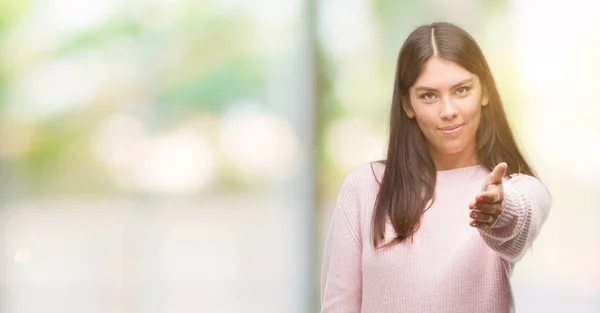 Ung Vacker Spansktalande Kvinna Som Bär Tröja Leende Vänliga Erbjudande — Stockfoto