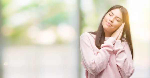 Joven Mujer Hispana Hermosa Usando Suéter Durmiendo Cansado Soñando Posando — Foto de Stock