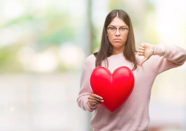 Junge Hispanische Frau Mit Verliebtem Herzen Und Wütendem Gesicht Negatives — Stockfoto