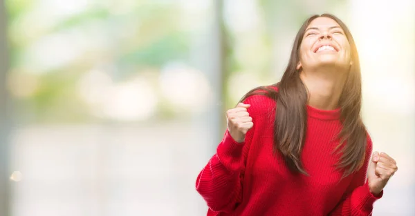 Giovane Bella Ispanico Indossa Maglione Rosso Molto Felice Eccitato Facendo — Foto Stock