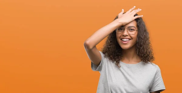 Mooie Jonge Spaanse Vrouw Bril Verrast Met Hand Het Hoofd — Stockfoto