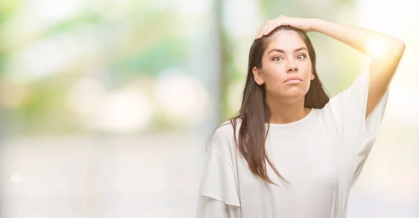 年轻美丽的拉美裔妇女用手在头上 震惊与羞愧和惊喜的脸 愤怒和沮丧 对错误的恐惧和不安 — 图库照片