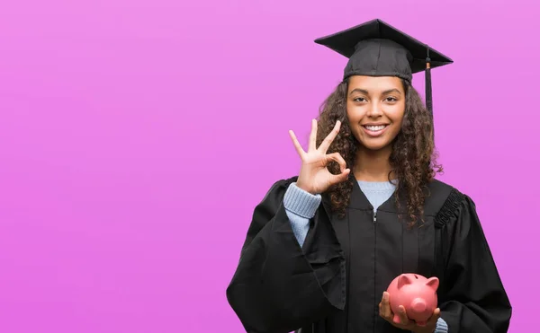 Mladá Žena Hispánský Uniformě Promoce Drží Prasátko Dělá Cedulka Prsty — Stock fotografie