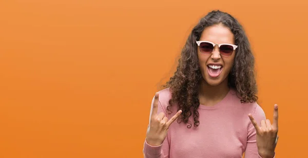 Schöne Junge Hispanische Frau Mit Sonnenbrille Schreit Mit Verrücktem Gesichtsausdruck — Stockfoto
