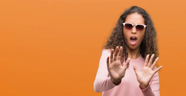 Hermosa Joven Hispana Con Gafas Sol Asustada Aterrorizada Con Expresión —  Fotos de Stock