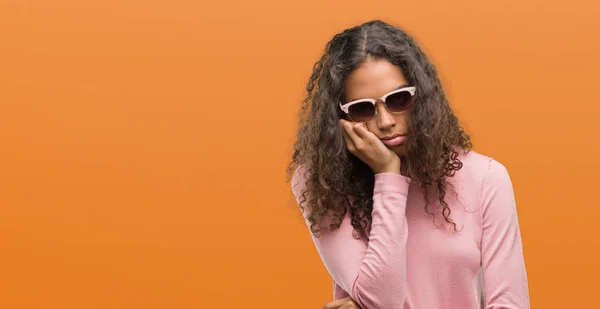 Mulher Hispânica Jovem Bonita Usando Óculos Sol Pensando Que Parece — Fotografia de Stock