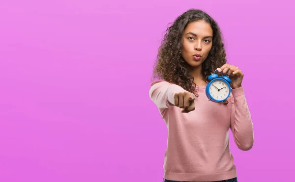 Jovem Hispânica Segurando Despertador Apontando Com Dedo Para Câmera Para — Fotografia de Stock