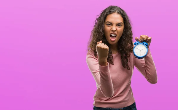 Young Hispanic Woman Holding Alarm Clock Annoyed Frustrated Shouting Anger — Stock Photo, Image