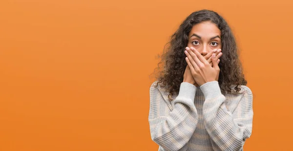 Schöne Junge Hispanische Frau Streifen Pullover Schockiert Mund Mit Den — Stockfoto