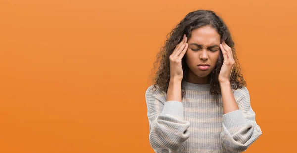 Mooie Jonge Spaanse Vrouw Dragen Trui Met Hand Het Hoofd — Stockfoto