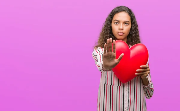 Junge Verliebte Hispanische Frau Hält Rotes Herz Mit Offener Hand — Stockfoto