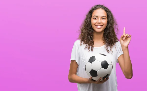 Jeune Femme Hispanique Tenant Ballon Football Surpris Par Une Idée — Photo
