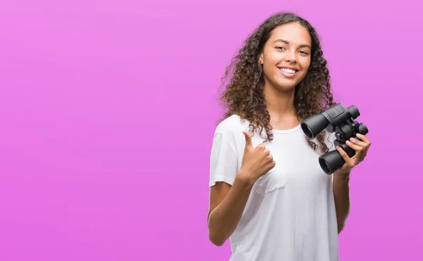 Hispánský Dívka Dívá Dalekohledem Šťastný Velkým Úsměvem Dělá Znamení Palec — Stock fotografie