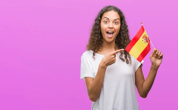 Joven Mujer Hispana Sosteniendo Bandera España Muy Feliz Señalando Con — Foto de Stock