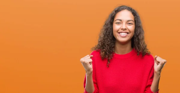 Jovem Hispânica Vestindo Camisola Vermelha Comemorando Surpreso Surpreso Pelo Sucesso — Fotografia de Stock