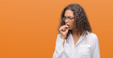 Hasta ve soğuk veya bronşit için semptom olarak öksürük duygu güzel genç İspanyol kadın. Sağlık kavramı.