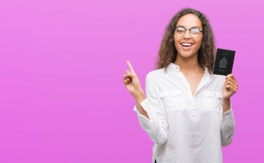 Pasaport Kanada çok mutlu el ve parmak ile tarafına işaret tutan genç İspanyol kadın