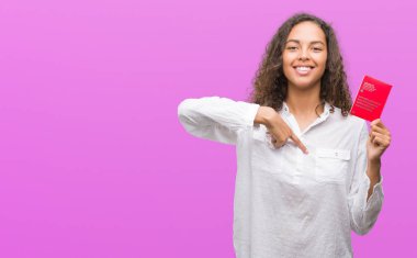 İsviçre kendisine pasaport sürpriz yüz işaret parmağı tutan genç İspanyol kadın