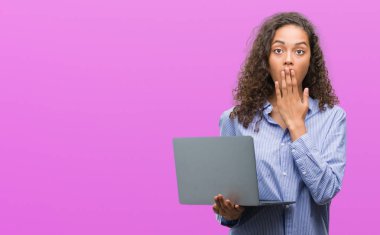 Bilgisayar dizüstü kapak ağız elle hata, korku, ifade için utanç ile şok tutan genç İspanyol kadın sessizce, gizli kavramı korkuttu