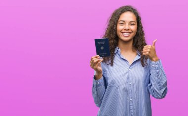 Ok işareti, başparmak ile parmak, mükemmel işareti yapıyor kocaman bir gülümseme ile pasaport Almanya'nın mutlu tutan genç İspanyol kadın