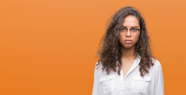 Güzel genç İspanyol kadın şüpheci ve sorun nedeniyle gergin, papatyanın üzgün. Negatif kişi.