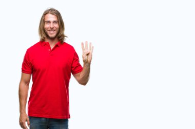 Gösterilen ve parmakları ile işaret izole arka plan üzerinde uzun saçlı yakışıklı delikanlı ise kendinden emin ve mutlu gülümseyerek dört numara.