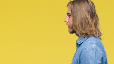 İzole arka tarafına, seyir üzerinde uzun saçlı Genç yakışıklı adam sakin ol kendine güvenen gülümseme ile doğal yüz pozuyla profili.