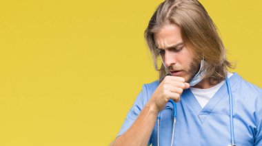 Genç yakışıklı adam uzun saçlı duygu hasta ve soğuk veya bronşit için semptom olarak öksürük izole arka plan üzerinde doktor. Sağlık kavramı.