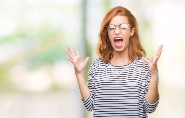 Genç güzel kadın yüzünden kızgın ve silah ile başarı için deli kutluyor gözlük takan izole arka plan ortaya çıkar ve heyecanlı çığlık gözler kapalı. Kazanan kavramı