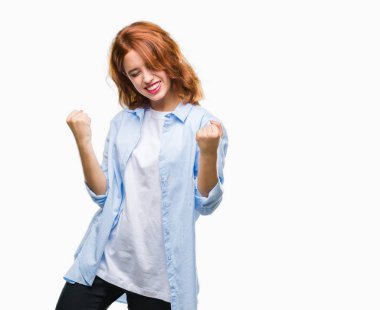 Gülümseyen ve başarı için çığlık genç güzel iş kadın yüzünden izole arka plan çok mutlu ve heyecanlı kaldırdı, silah ile kazanan jest yapıyor. Kutlama kavramı.