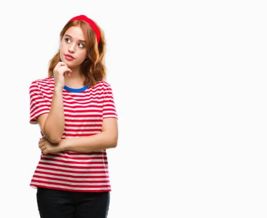 Genç güzel kadın elle çene düşünme hakkında soru, dalgın ifade izole arka plan yüzünden. Düşünceli yüzüyle gülümsüyor. Şüphe kavramı.