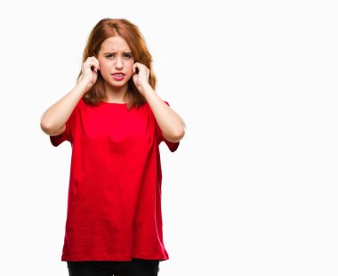 Genç güzel kadın parmakları ile yüksek sesle müzik gürültü rahatsız ifade kulaklarıyla kapsayan izole arka plan yüzünden. Sağır kavramı.