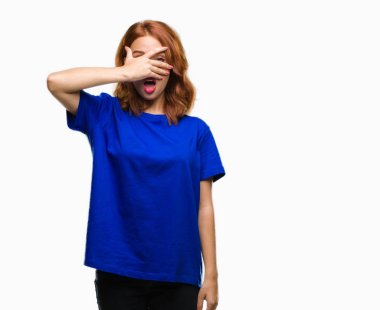 Mahcup ifadeyle parmaklarımın arasından seyir izole arka yüz ve gözler el ile kapsayan şok bakmak genç güzel kadın.