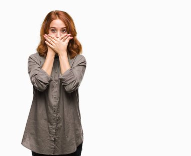 Genç güzel kadın izole arka plan ağız hata için elleriyle kapsayan şok yüzünden. Gizli kavramı.