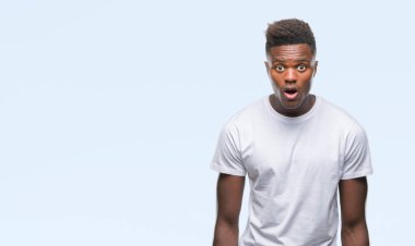 Genç Afro-Amerikan adam korkuyor ve şok sürpriz ifade ile izole arka plan üzerinde korku ve yüz heyecanlı.