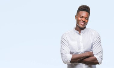 İzole arka plan mutlu yüz çapraz silah kameraya bakarak ile gülümseyen genç Afro-Amerikan adam. Olumlu bir kişi.