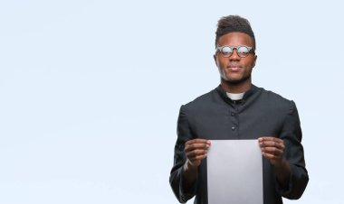 İzole arka plan acımak yüz ciddi düşünüyorum üstünde kendine güvenen bir ifade ile boş kağıt tutan genç Afro-Amerikan rahip adam