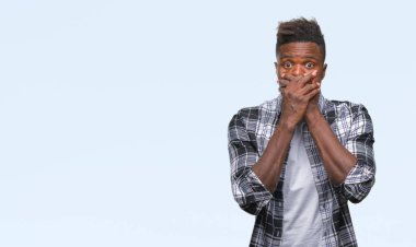 Afrikalı-Amerikalı genç izole arka plan ağız hata için elleriyle kapsayan şok içinde. Gizli kavramı.